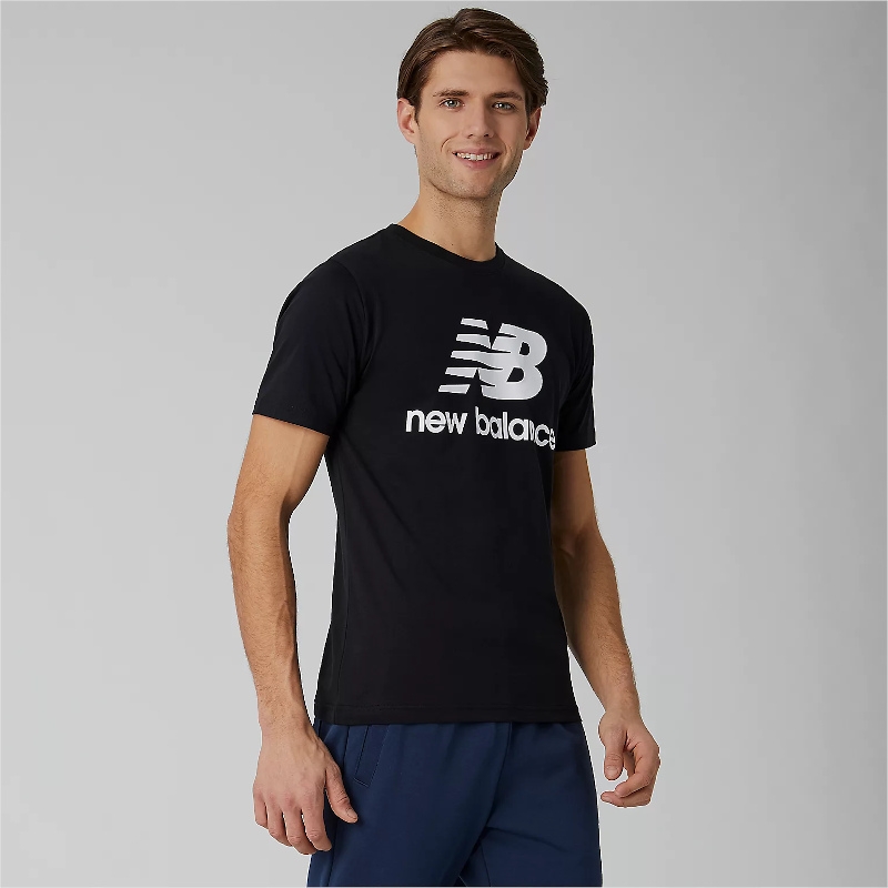 Exclusivo helicóptero todos los días New Balance Essentials Stacked Logo T-Shirt black uomo