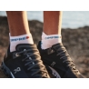 Compressport Pro Racing Socks V4.0 Run Low white/fjord blue | calze running